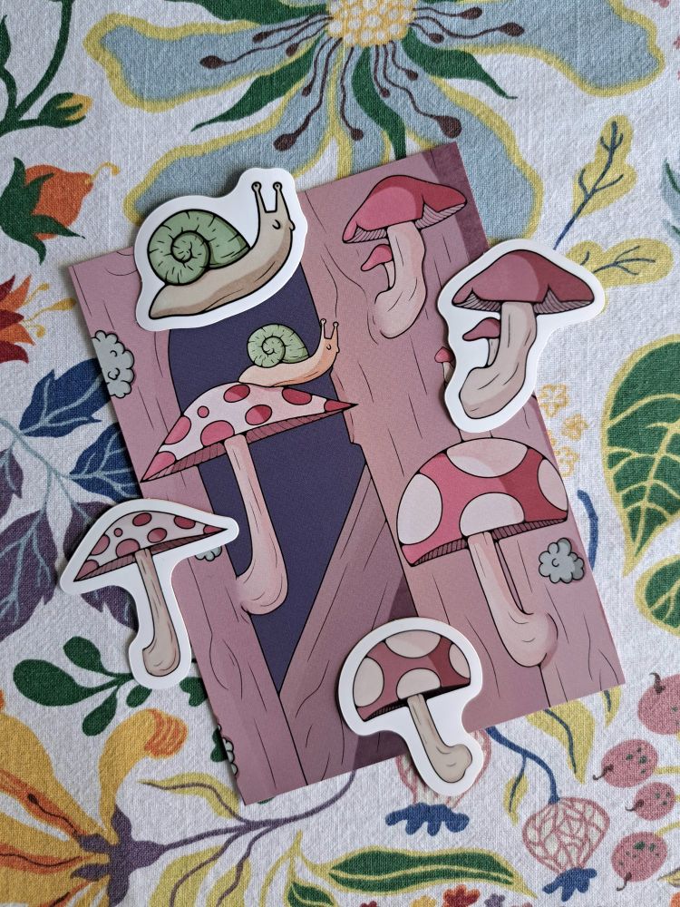 Picture of a post card and 4 stickers. The stickers are representing 3 mushrooms and a snail. The print is those same mushrooms and snail in a forest !