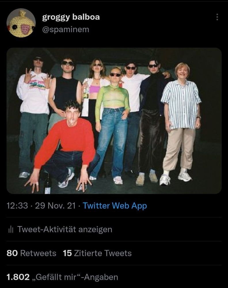 screen shot von einem tweet auf dem twitter account groggy balboa @spaminem 

ein gruppen bild mit allen per sonen aus dem viko63 mucho gusto musik video sieben per sonen stehen in bunten studenten raver klamotten und teil weise sonnen brillen in einer reihe viko63 ist da vor in der hocke die per son ganz rechts ist angela merkel in passendem out fit 

ge postet am 29. nov 21 um 12:33 über twitter web app

80 re tweets 15 zitierte tweets
1802 ge fällt mir an gaben