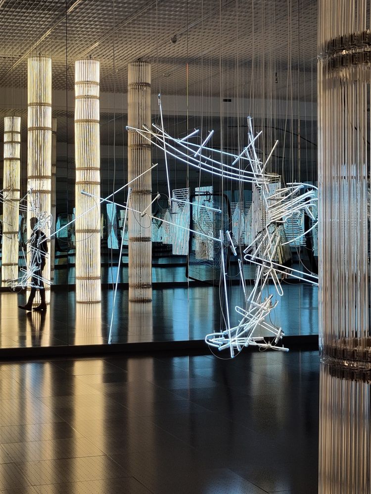 Licht-Installation von Cerith Wyn Evans mit Säulen und Spiegeln 