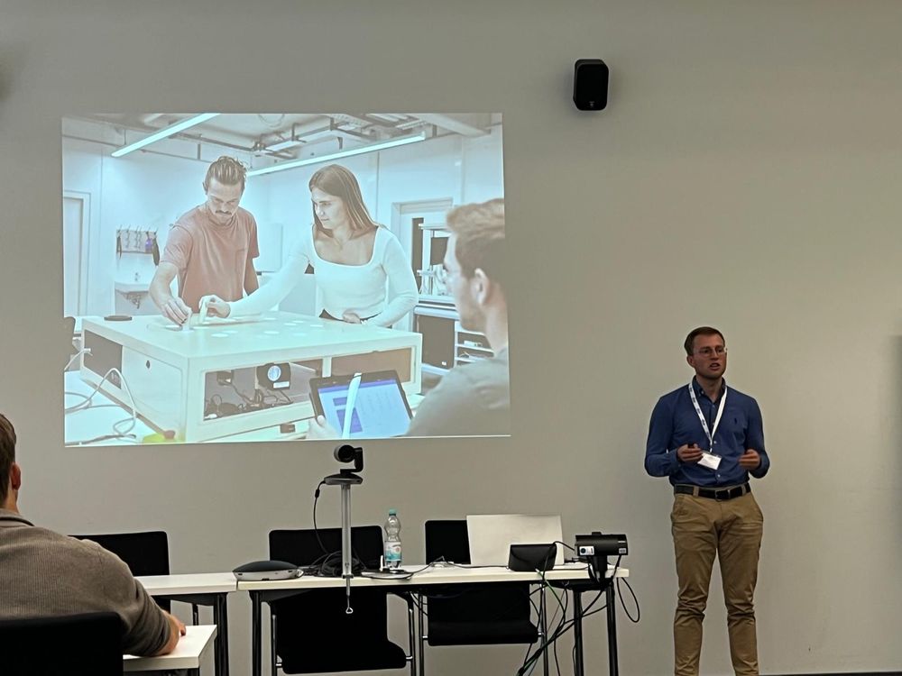 Jonathan presenting the Pegboard System at the asp Conference 2025 in Bochum.