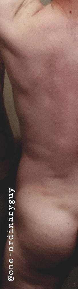 La moitié du dos d'un homme nu, photo cadrée de la nuque au haut de cuisse