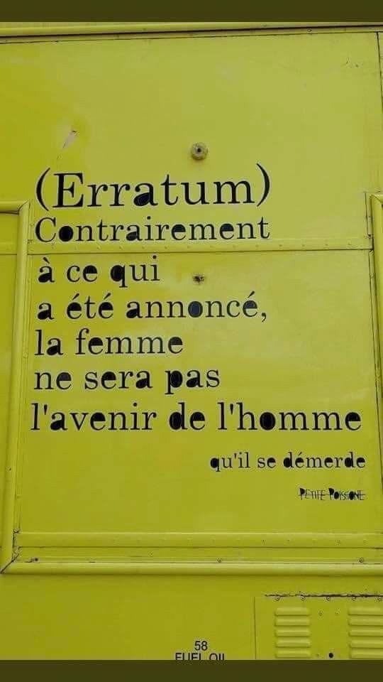 On voit sur un mur un pochoir de la  streetartiste Petite Poissone où il est écrit : « (Erratum) Contrairement à ce qui a été annoncé, la femme ne sera pas l’avenir de l’homme, qu’il se démerde »