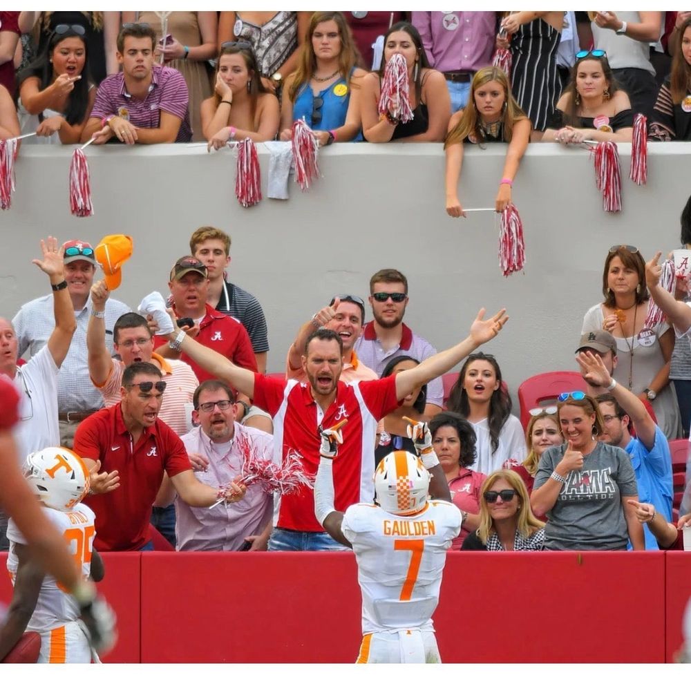 A Tennessee football player flips the bird with both hands in the face of an Alabama fan #govawls