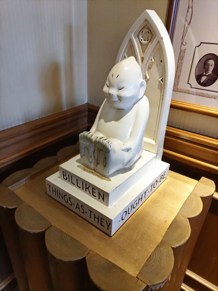 ビリケン様という神様で、足裏を撫でるとご利益があるらしい。