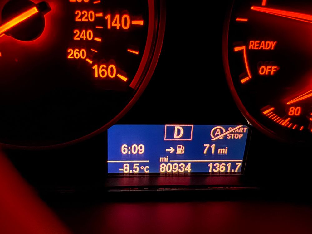 Car outside temperature gauge showing -8.5°C