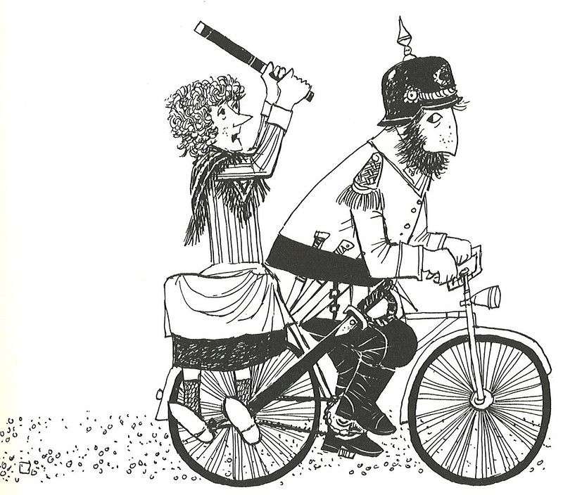 Das Fahrrad, auf dem der als Wachtmeister Dimpflmoser verkleidete Räuber Hotzenplotz sitzt, hinter ihm die Großmutter, die ihn vergeblich mit der Luftpumpe k.o. zu schlagen versucht