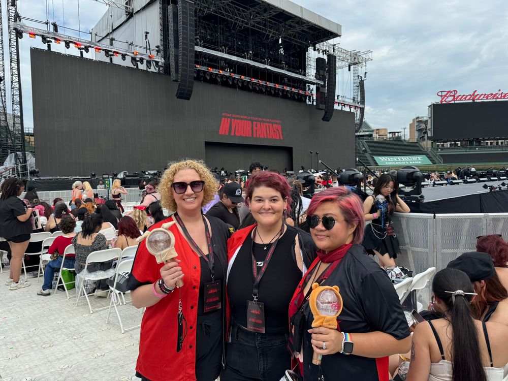 Daytime picture of three of us posing by our seats at the extended stage, before the show. Megg with the Tyudeongi light stick, Mads in the middle, me on the right with the Jjoongrami lightiny. 