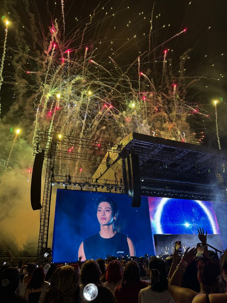 Fireworks over the main stage, Seonghwa on the big screen. 