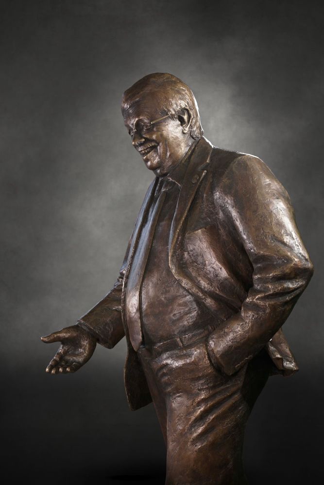 Direkt vor dem Konrad-Adenauer-Haus ist ein zentraler Gedenkort entstanden, der sichtbar macht, was nicht vergessen werden darf: dass die rote Linie zwischen Konservativen und Rechtsextremisten für die Demokratie verläuft. Das Zentrum für Politische Schönheit hat das Gedenken an Walter Lübcke in Bronze gegossen. Ein Ort des Widerstands entsteht, eine Gedenkstätte gegen das Bündnis von Konservativen mit Faschisten und Mördern. Die Bronzeskulptur wurde nach Entwürfen von Mohamed Smith gegossen. 