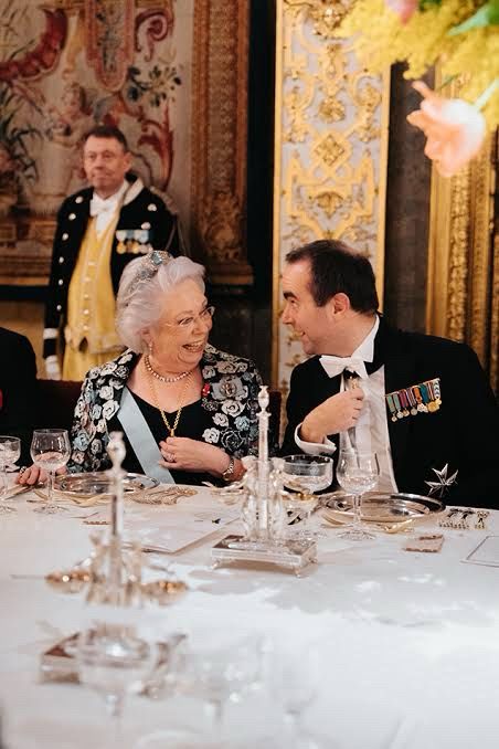 Lecornu a un dîner de gala avec un placard de médailles 