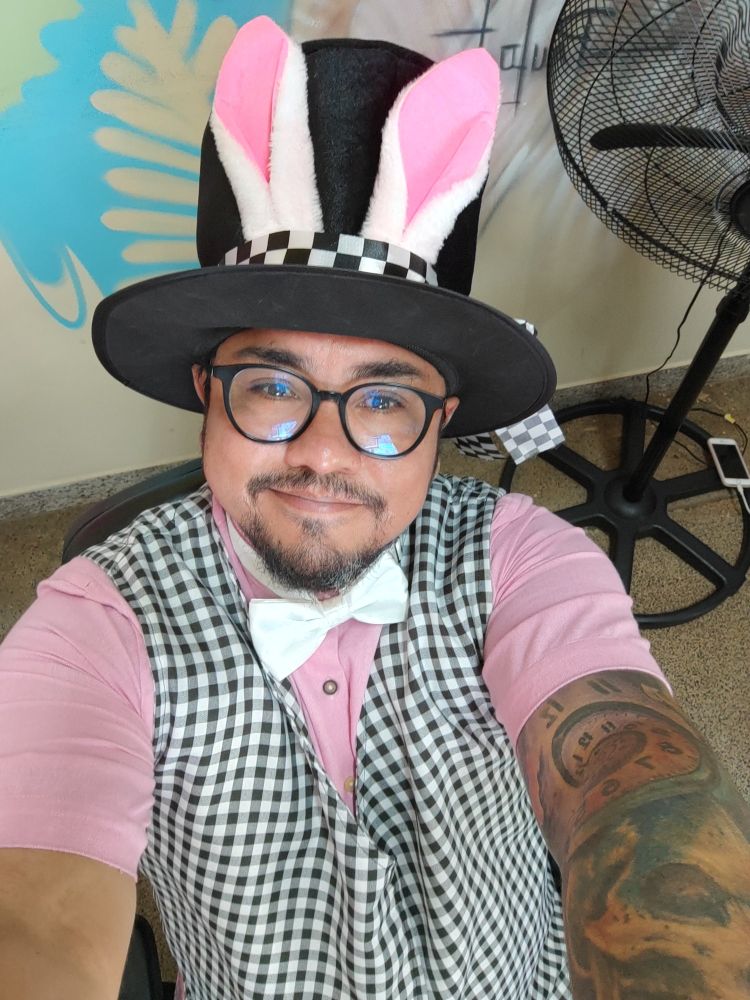 Inaugurar aqui com uma das minhas fotos favoritas de 2025. 
Iniciei o ano sendo o coelho da Alice no início das aulas. 
O tio com cara de malvado e orelhas rosa viu sorrisos na criançada...