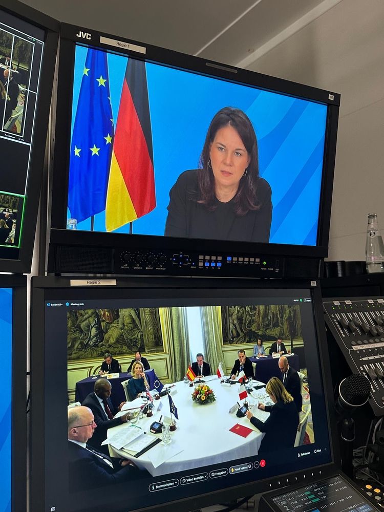 Bild des Außenministertreffens in Madrid. Die deutsche Außenministerin ist virtuell zum Treffen hinzugeschaltet. 