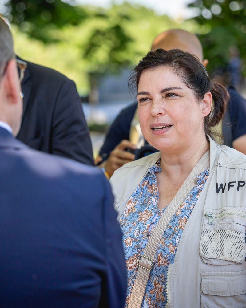 Außenminister Wadephul im Gespräch mit einer Vertreterin des Welternährungsprogramms.