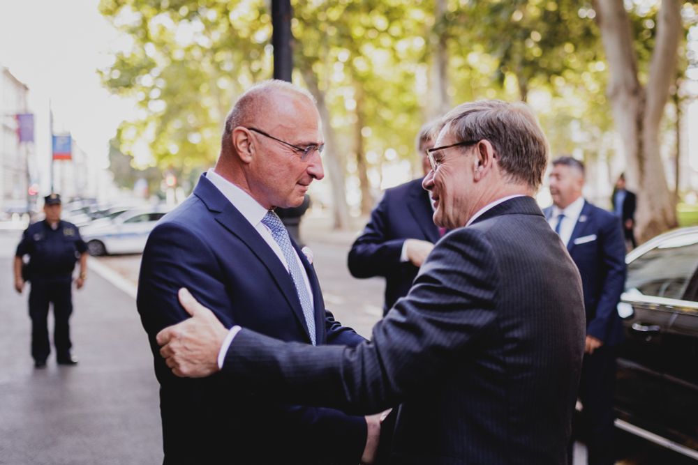 Der deutsche und der kroatische Außenminister schütteln sich in Zagreb draußen die Hand