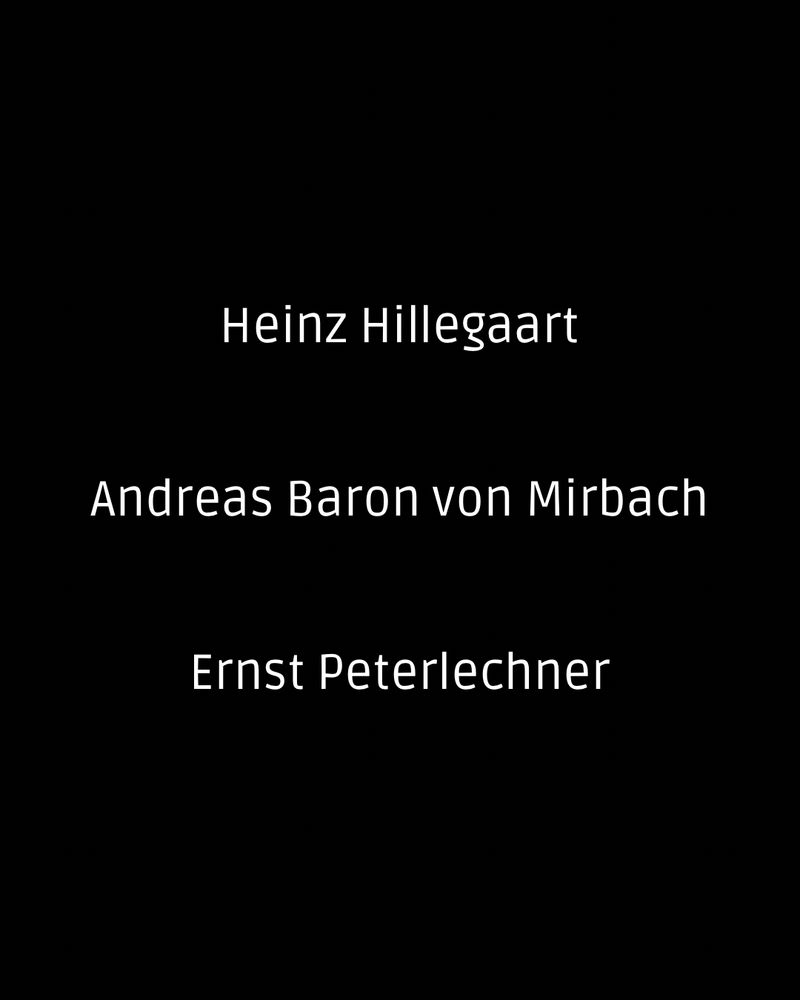 Eine schwarze Kachel mit den drei Namen der verstorbenen Kollegen: Heinz Hillegaart, Andreas Baron von Mirbach und Ernst Peterlechner