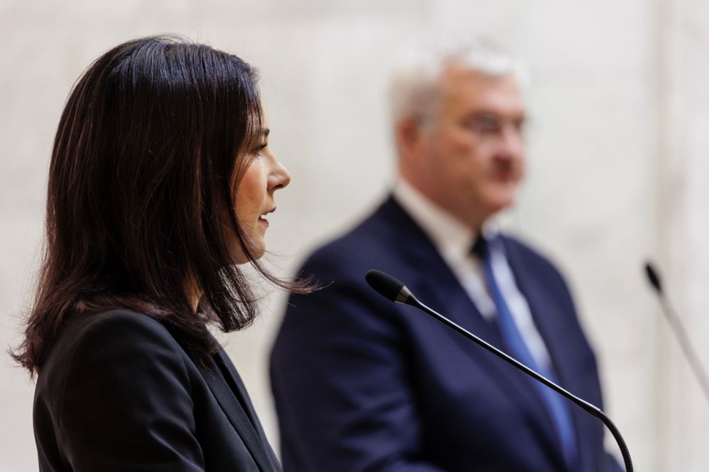 Außenministerin Baerbock spricht auf der Pressekonferenz in ein Pultmikrofon. Im Hintergrund steht der ukrainische Außenminister Sybiha.
Copyright: Photothek