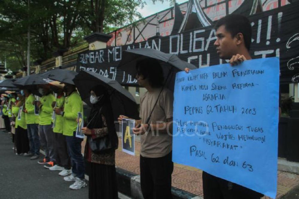 Petani Nagari Kapa Demo Polda Sumbar Minta Polisi Ditarik dari Wilayah Konflik PT PHP 1