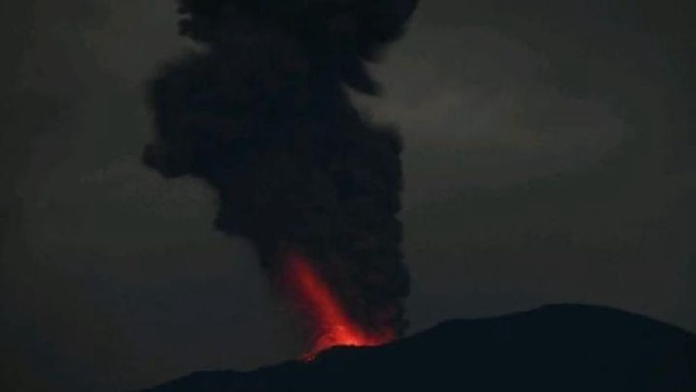 Gunung Ibu Erupsi Dua Kali Malam Ini, Jarak Lontaran Lava Pijarnya 1,5 kilometer