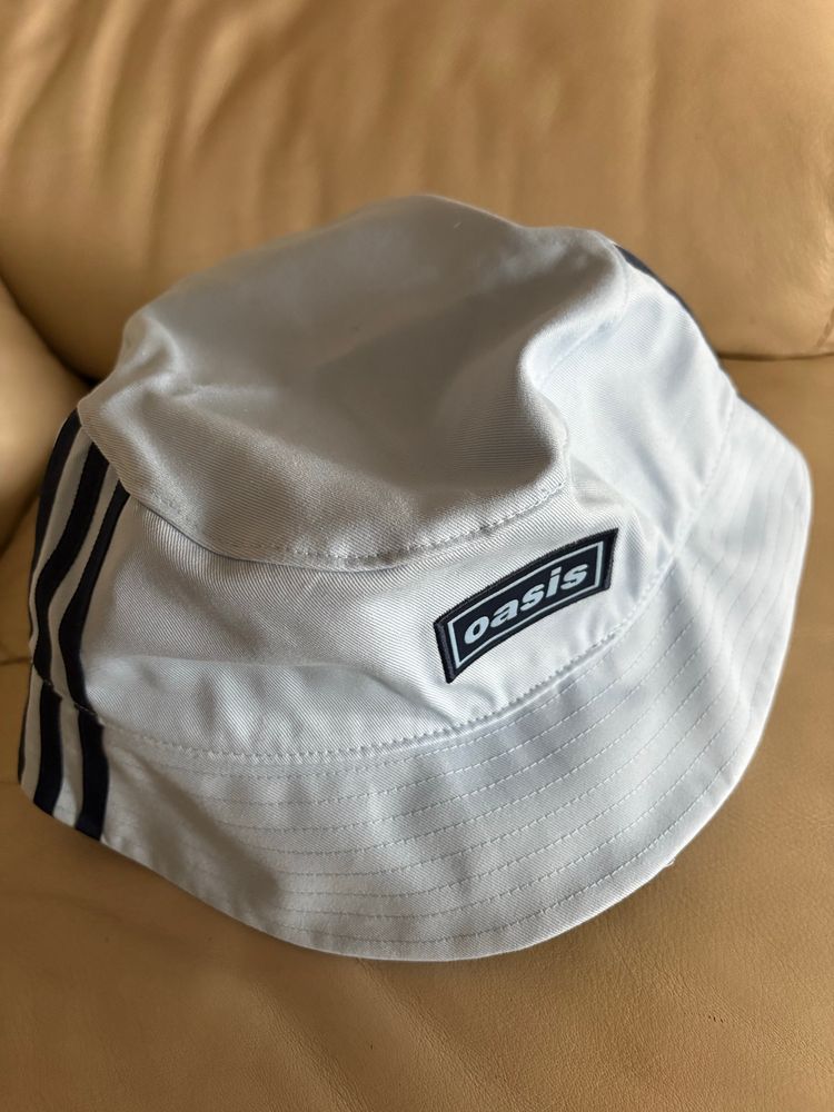 OASISのロゴ入りハット
