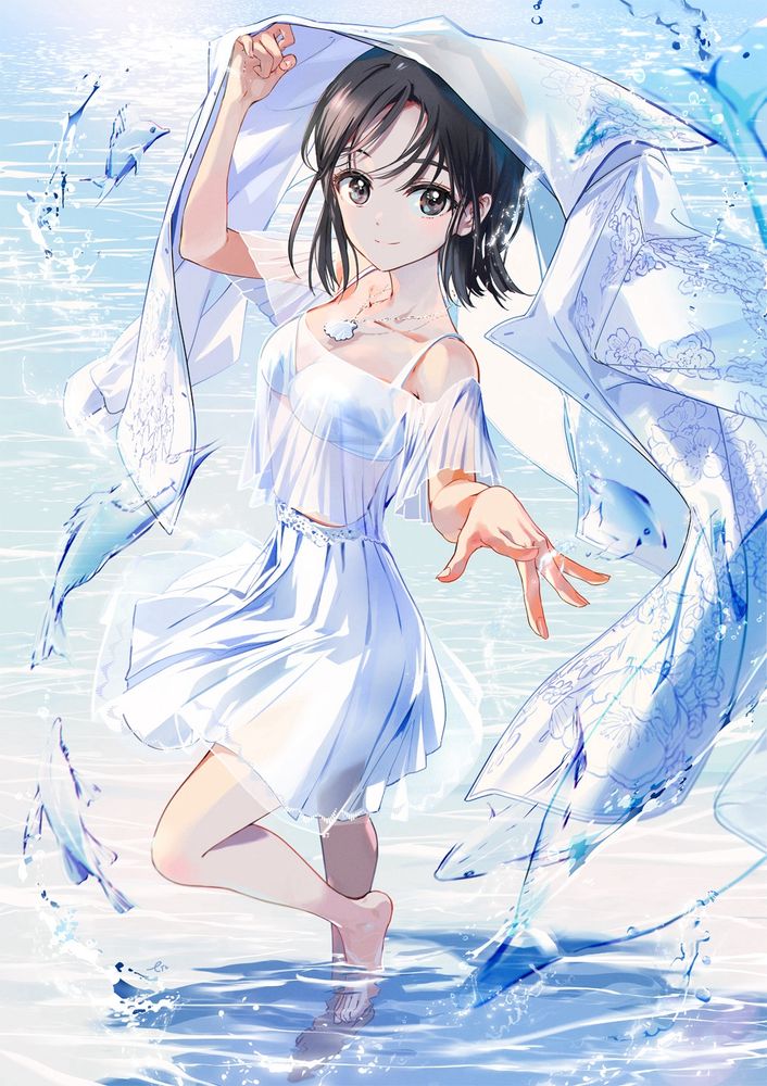 白い服装で浅い海の中に立って入り少女