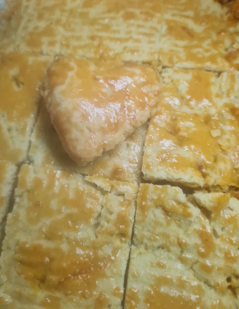 Foto de um empadão cortado e com um coração ao meio.