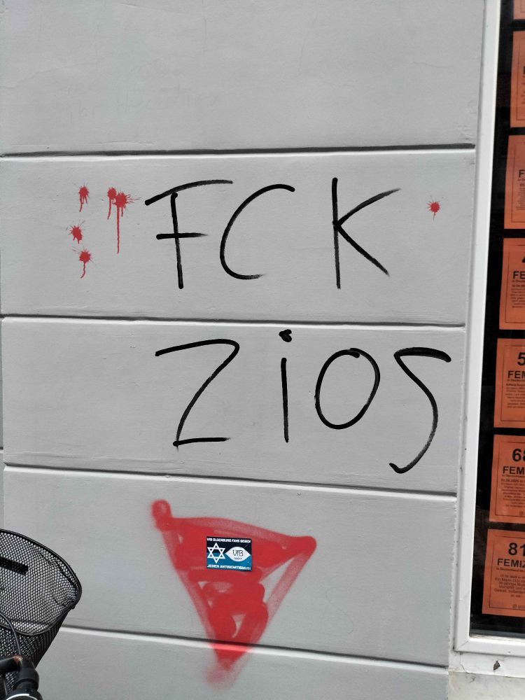 Aufnahme des "FCK ZIOS" Graffiti mit dem Hamas Dreieck darunter und ebenfalls gemalten Einschusslöchern.