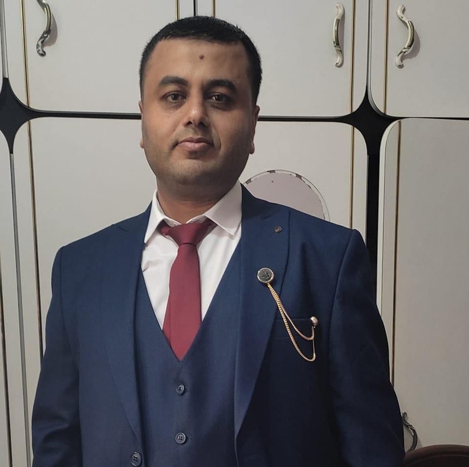 A picture of him in a dark blue suit.

Journalist Mamdouh Qunaita was killed by gunfire from Israeli occupation forces' in the courtyard of the Baptist Hospital in #Gaza City earlier this afternoon. 

He worked as a journalist and editor at Al-Aqsa TV Channel.

#Palestine