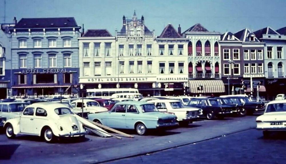 Markt, ‘s-Hertogenbosch with parked cars. 
