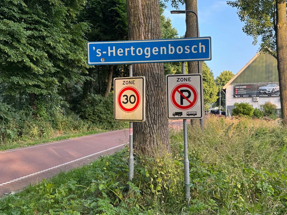 A place name sign. Start of the built-up area of ‘s-Hertogenbosch (NL)