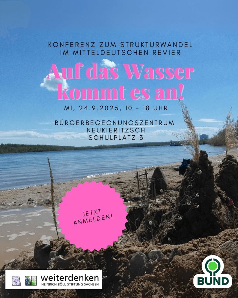 Ein Sandstrand an einem Fluss. Am rechten Bildrand stehen aus Sand gebaute Figuren, im Hintergrund ein Industriegebiet. Darüber steht in pinker Schrift: „Auf das Wasser kommt es an!“ und darunter die Veranstaltungsinfos: „Konferenz zum Strukturwandel im Mitteldeutschen Revier – Mittwoch, 24.9.2025, 10–18 Uhr, Bürgerbegegnungszentrum Neukieritzsch, Schulplatz 3“. In der Bildmitte ein pinker Stern mit dem Text „Jetzt anmelden!“. Logos von „weiterdenken – Heinrich-Böll-Stiftung Sachsen“ und BUND.