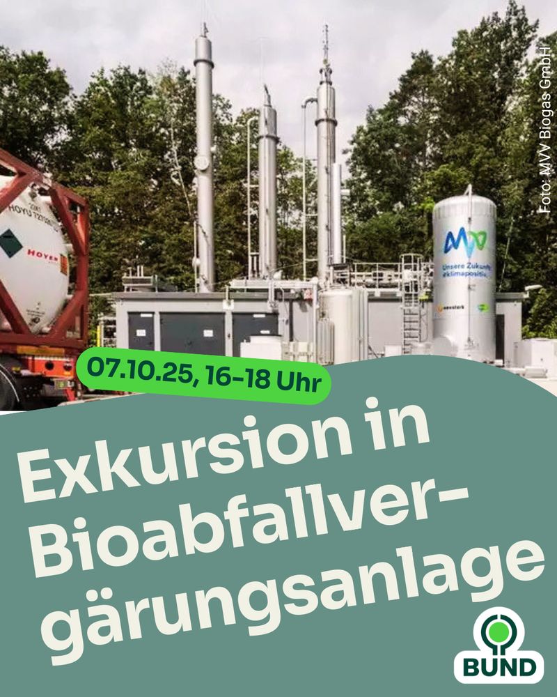 Industrieanlage mit mehreren Tanks und Schornsteinen, im Hintergrund Bäume. Text im Bild: 07.10.25, 16–18 Uhr. Exkursion in Bioabfallvergärungsanlage.