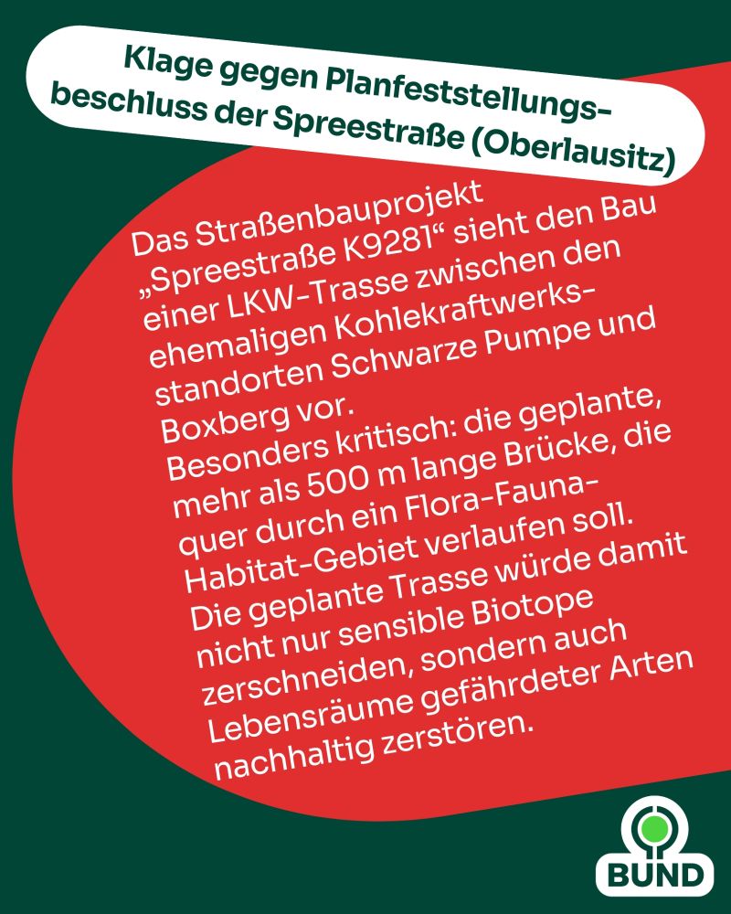 Grafik mit Text zur Klage gegen den Planfeststellungsbeschluss der Spree­straße (Oberlausitz). Es wird ein Straßenbauprojekt kritisiert, das eine LKW-Trasse zwischen zwei ehemaligen Kohlekraftwerksstandorten vorsieht und ein ökologisch sensibles Gebiet durchschneidet. Auch hier ist unten rechts das BUND-Logo.