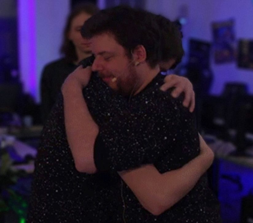 Innige Umarmung von Matthias und Doom.
Beide sind im Partner Look,
in RKTBNS Splatter T-Shirts
(schwarz mit weißen Punkten).
War glaube ein Moment bei der Gebohnstags LAN von vor paar Jahren!

Quelle: RBTV, via GIF von rocketbeans-fan.de
© BEANS Entertainment GmbH