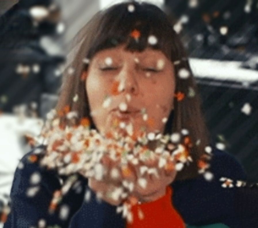 Lisa pustet Konfetti richtung Kamera.
Quelle: RBTV
(c) BEANS Entertainment GmbH