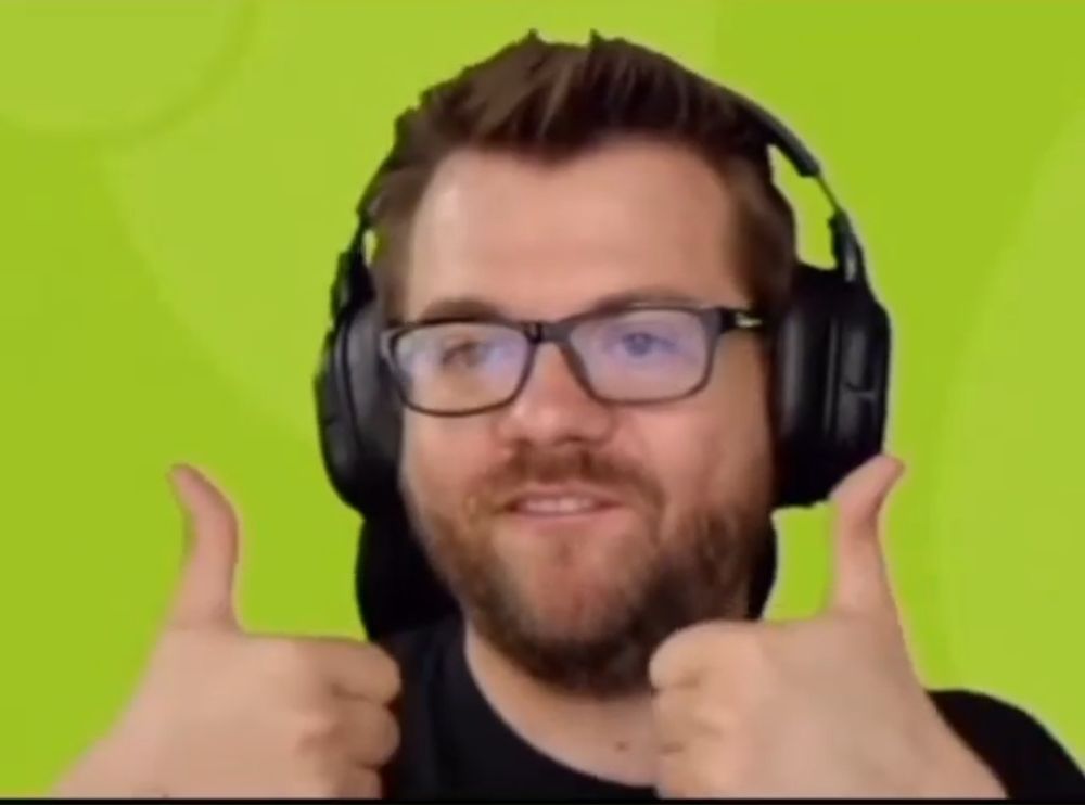 Chris von PietSmiet trägt schwarzeKopfhörer zeigt doppelte "Thums up" Geste.
Quelle: PietSmietTV
