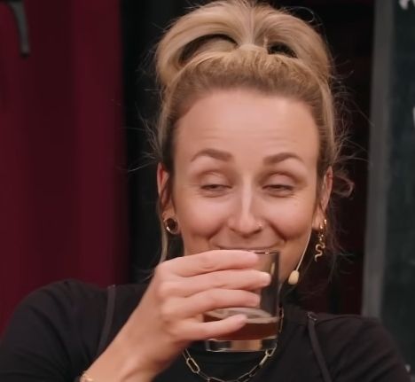 Johanna wirkt angetrunken dank Screenshot bei halboffenen Augen und Glas in Hand.

Quelle: Löffel Messer Gäbel
(c) BEANS Entertainment GmbH