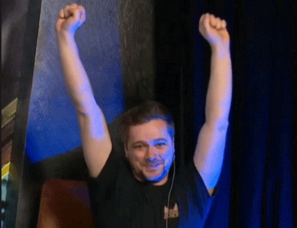 Marco hebt die Arme jubelnd in die Luft.
(c) BEANS Entertainment GmbH