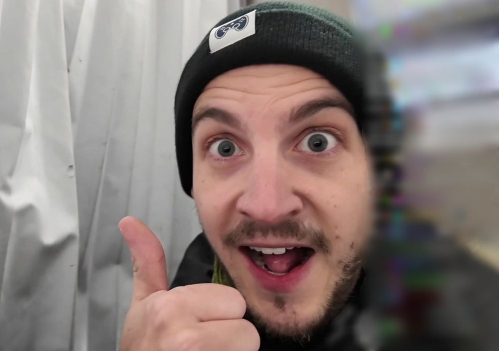 Sep von PietSmiet schaut freudig überrascht und zeigt Thumbs Up!

(Chat zensiert von mir)