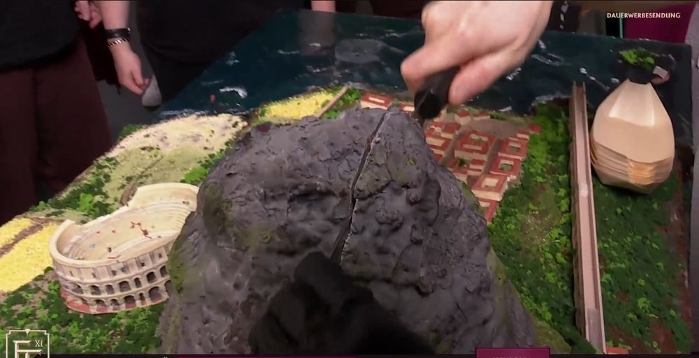 kittycatcakes Anno Kuchen mit Vulkan, Stadt, Bäumen und Meer

Anschneiden des Vulkans

Screenshot: twitch.tv/gronkh