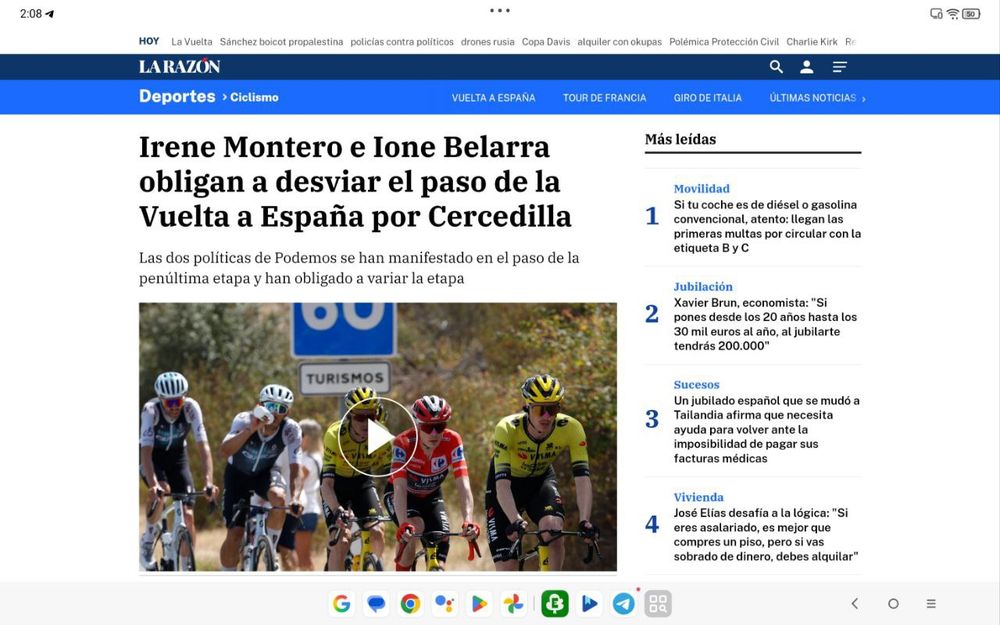 Captura de pantalla de una noticia en la web del diario La Razón.
En la parte superior aparece la barra azul de navegación con secciones como Deportes, Ciclismo, Vuelta a España, Tour de Francia y Giro de Italia.
El titular principal dice:
“Irene Montero e Ione Belarra obligan a desviar el paso de la Vuelta a España por Cercedilla”.
Debajo, un subtítulo añade que las dos políticas de Podemos se manifestaron en la penúltima etapa y forzaron a variar el recorrido.
Bajo el texto se ve una foto de varios ciclistas en carrera, con casco y maillot, pedaleando junto a una carretera con una señal azul de límite de velocidad de 60 km/h y un cartel que pone Turismos.
A la derecha, en una columna lateral, aparece una lista de noticias “Más leídas” con temas de movilidad, jubilación, sucesos y vivienda.