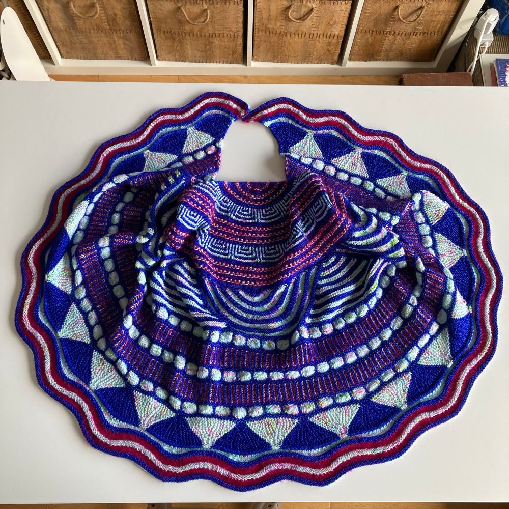 Châle tricoté main bleu, turquoise et framboise, modèle Go Go Dynamo de Stephen West