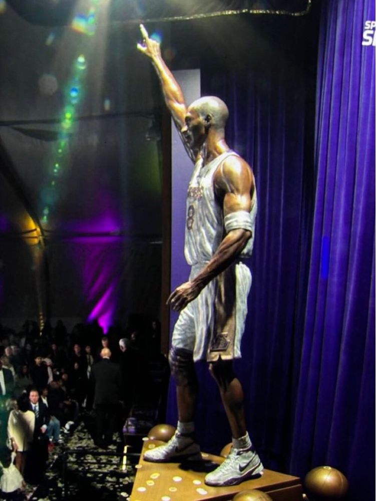 A statue of what Kobe would’ve looked like with Karl Malone’s arms.