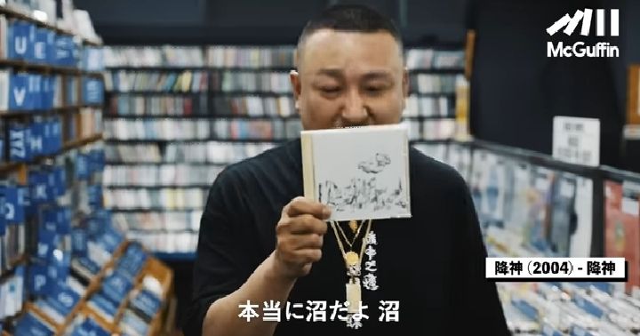 降神の1stを手にし「本当に沼だよ　沼」と語る梵頭さん