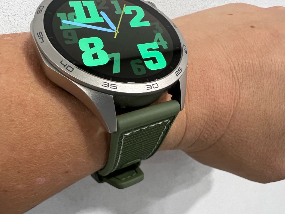 HUAWEI Watch GT 4 (grey) with Nylon Strap from the green GT 4.