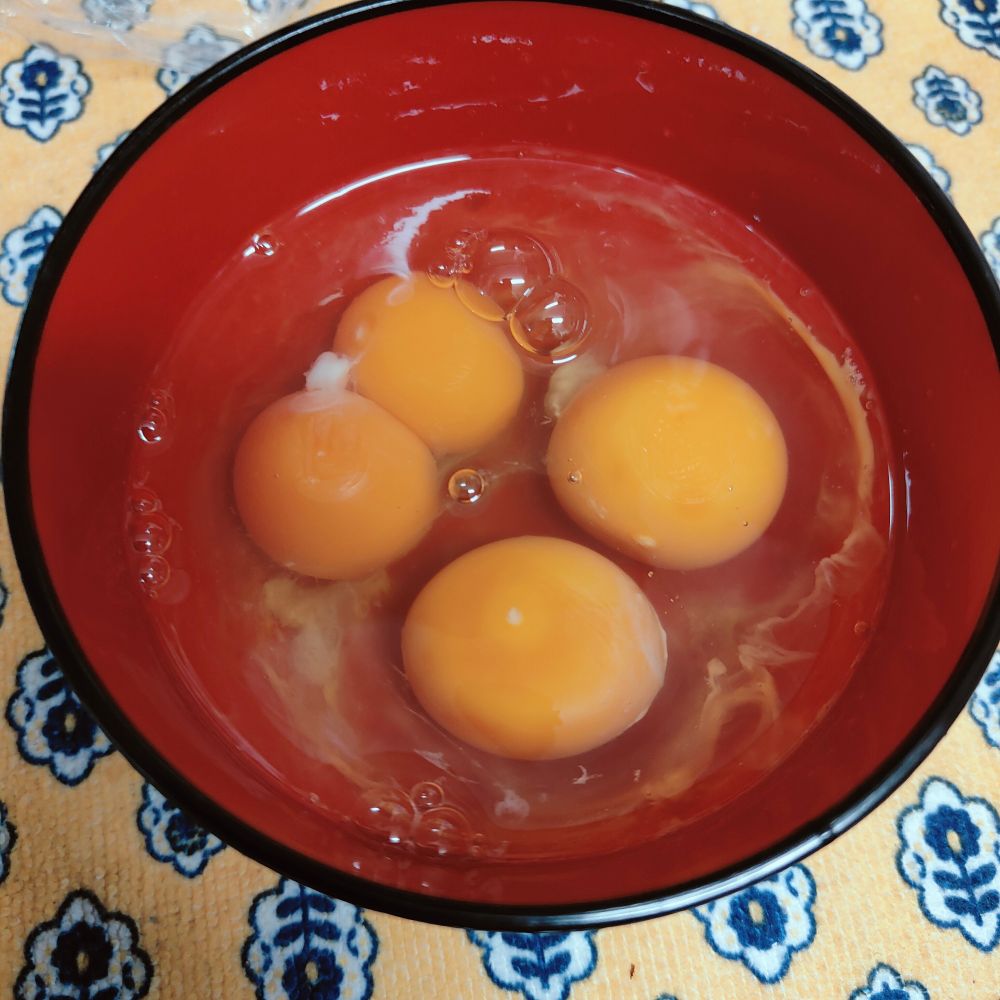 卵を3つ、お椀に割ったら1つが双子でした。