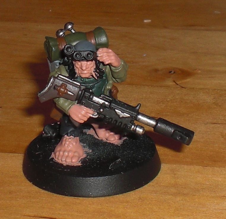 Miniature of a ratling, a small, stocky humanoid from the Warhammer 40,000 setting, wielding a sniper rifle.