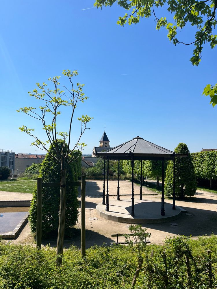 Parc de l’hôtel de ville (Fontenay-sous-Bois) 
Vue sur le kiosque et l’église 