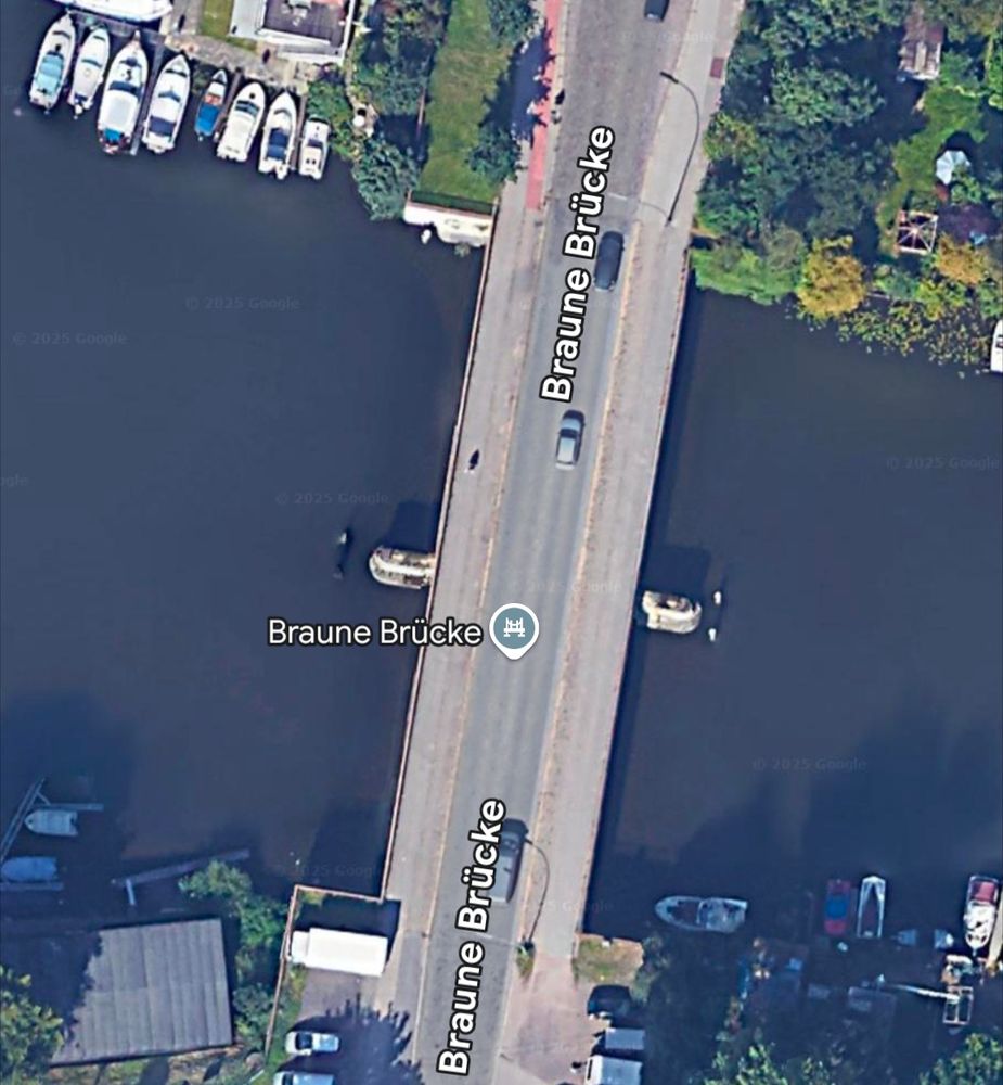 Google Maps Satellitenbild der Braunen Brücke in Hamburg. 