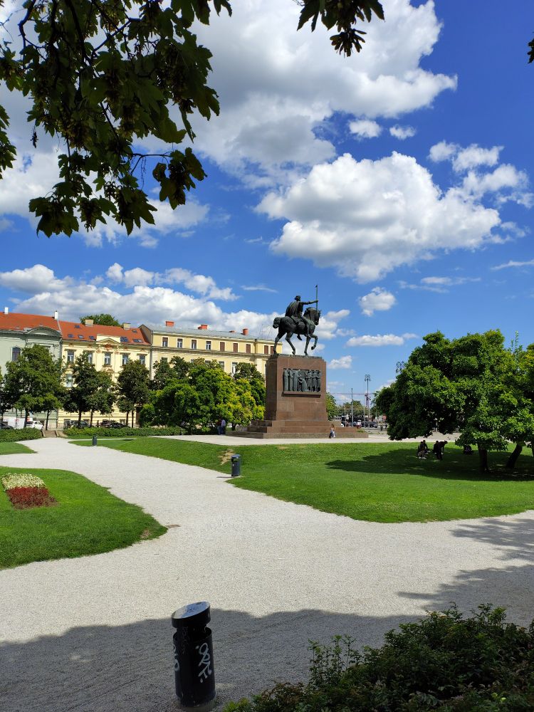 Il monumento di primo re croato,Tomislav in una bellissima piazza in mezzo le case e il verde