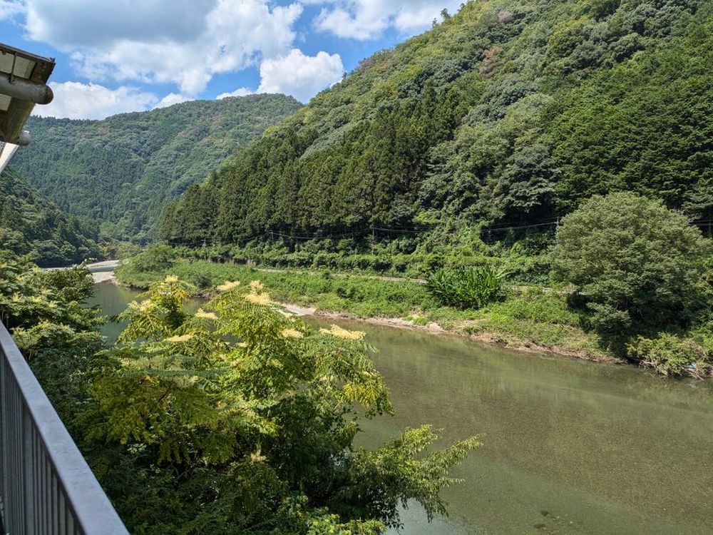 清流みはらし駅から見える錦川